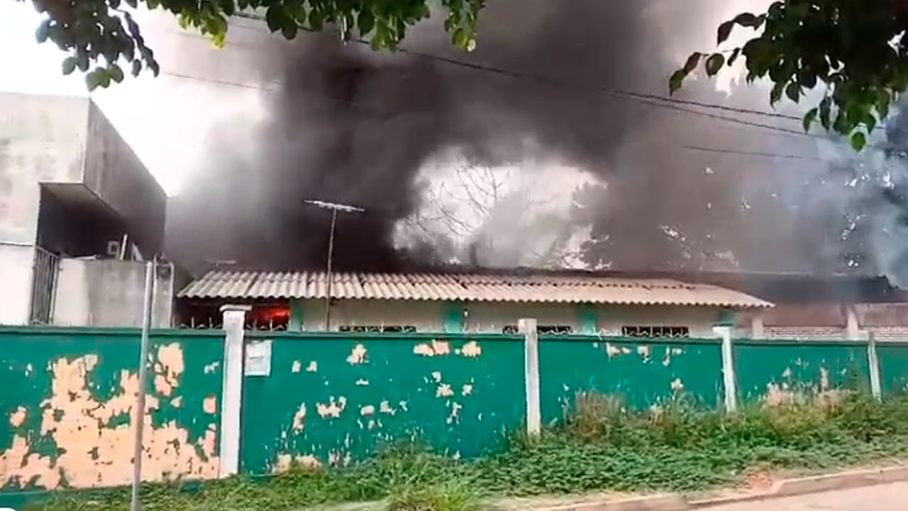 Incendio de magnitud en depósito de epidemiología del SEDES en Santa Cruz