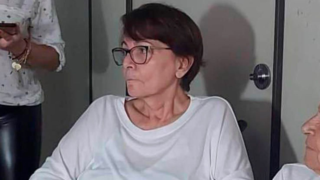 Permiso temporal de desarraigo para María Eidy Roca por motivos de salud en caso de contratos lesivos