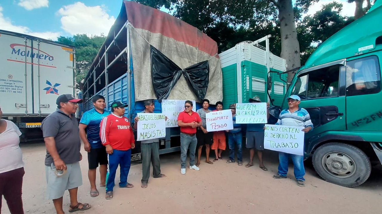 Transportistas de Bolivia de luto por fallecimiento de colega durante bloqueo y amenazan con nuevas medidas