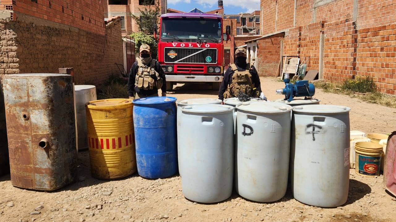 Operativo de la ANH intercepta cisterna desviando combustible en el Norte de La Paz