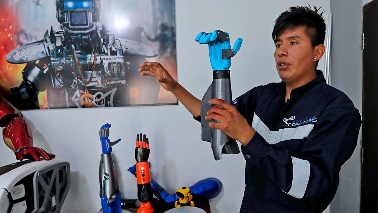 Ingeniero boliviano transforma vidas con prótesis 3D tras exitosa carrera en la creación de juguetes y robots