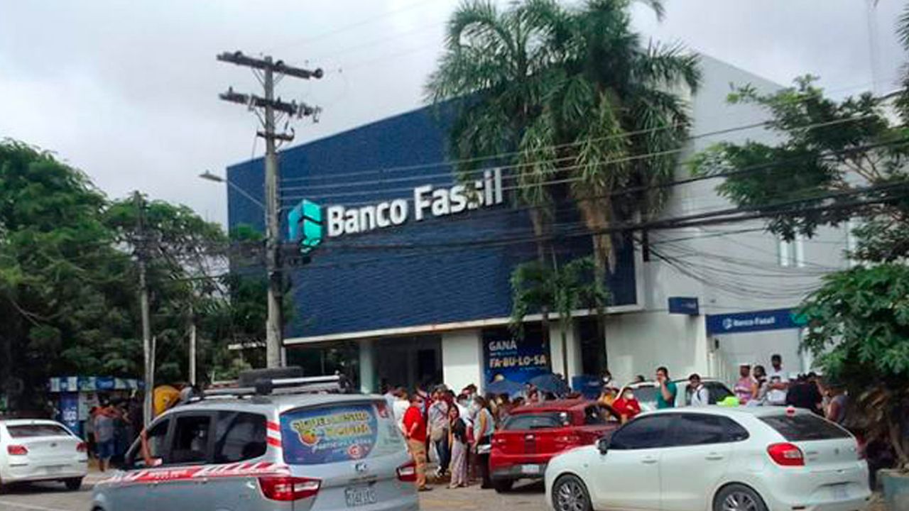 Banco Fassil: Para retirar Bs 1.000 duermen en la calle hace días