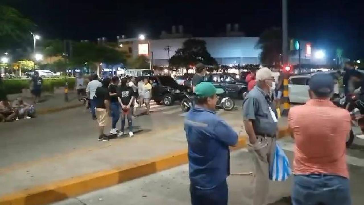 Protesta ciudadana bloquea Av. Busch en el 3er anillo del distrito 1 por inseguridad en el cordón ecológico