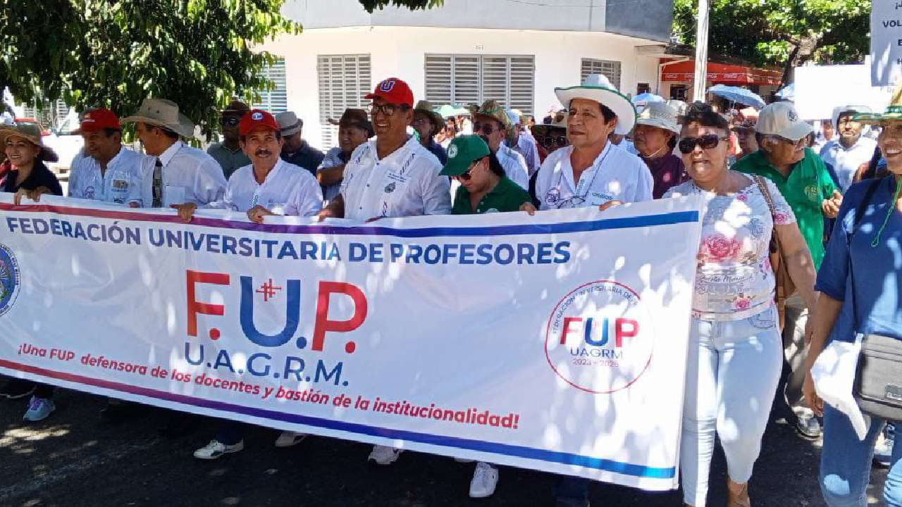 UAGRM marcha en rechazo a la jubilación obligatoria