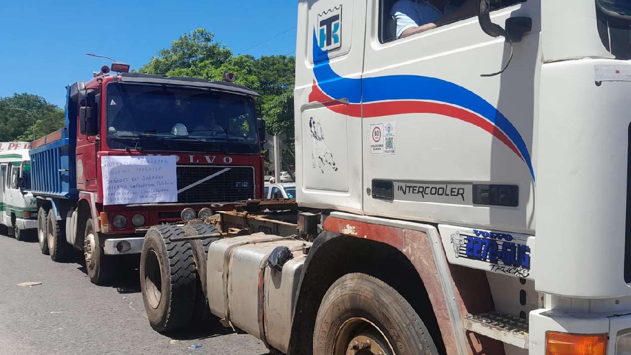Caravana de transportistas rechaza bloqueo de carreteras