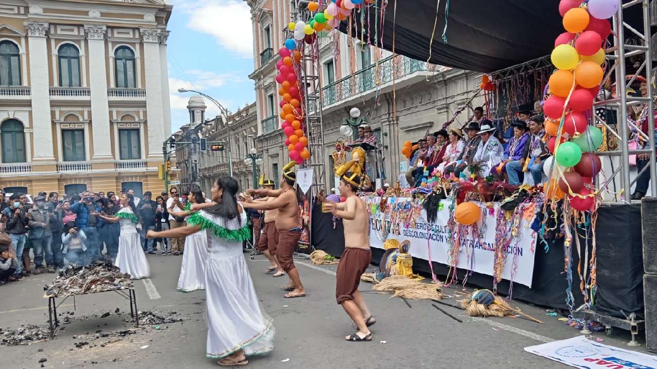 Lanzamiento del carnaval Plurinacional en la plaza Murillo