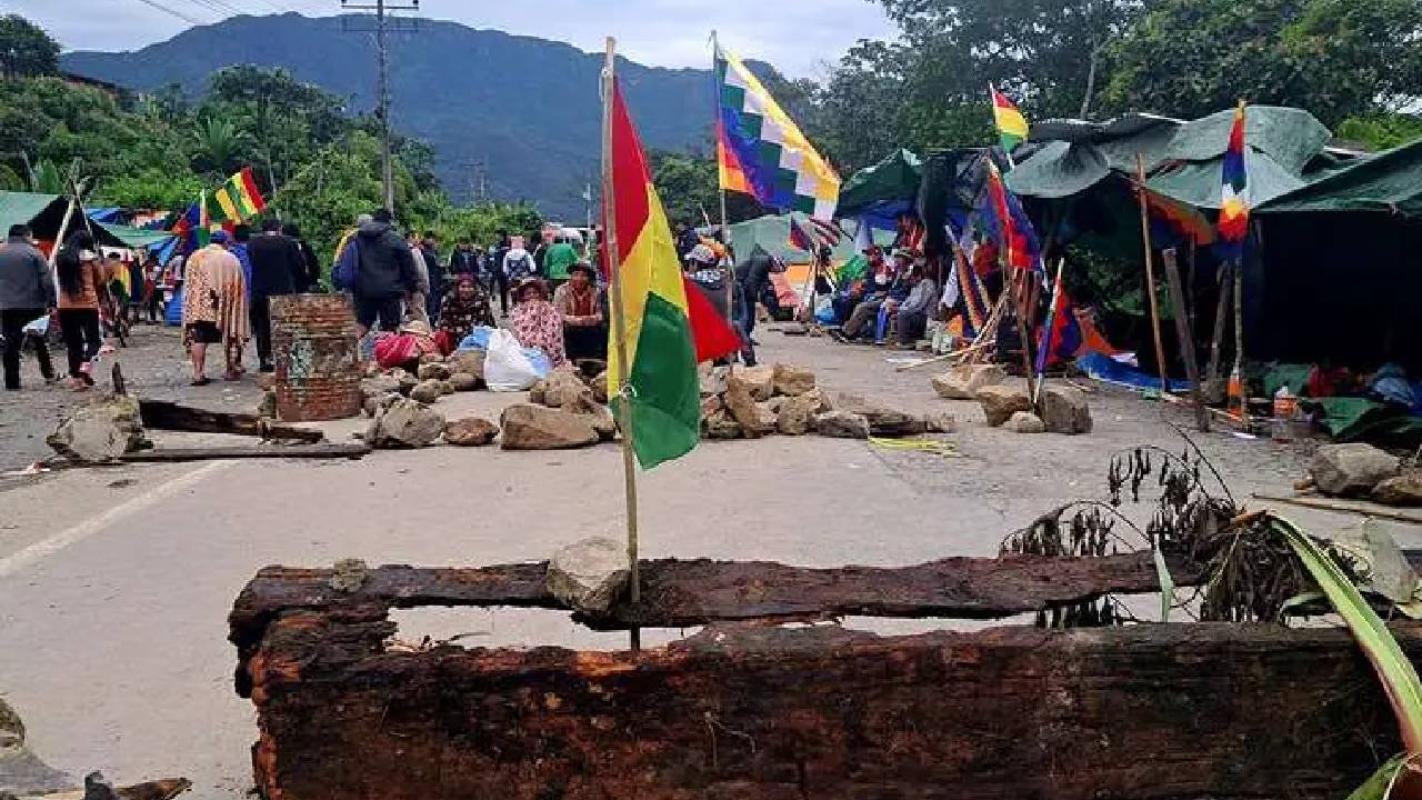 Los bloqueos se centran en La Paz mientras el Gobierno da inicio a las celebraciones del Carnaval