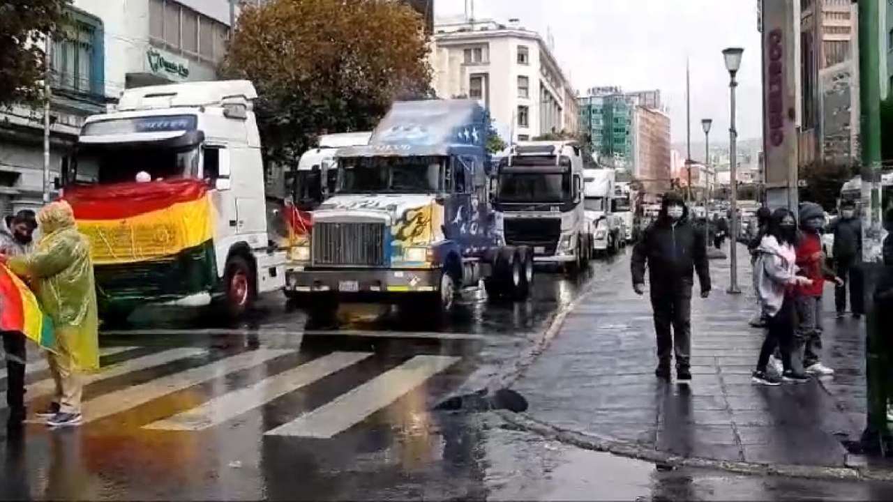  Transportistas de carga pesada bloquean carril en el centro de La Paz en protesta contra bloqueos nacionales