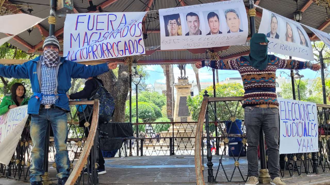 Manifestantes crucificados exigen elecciones judiciales en Sucre