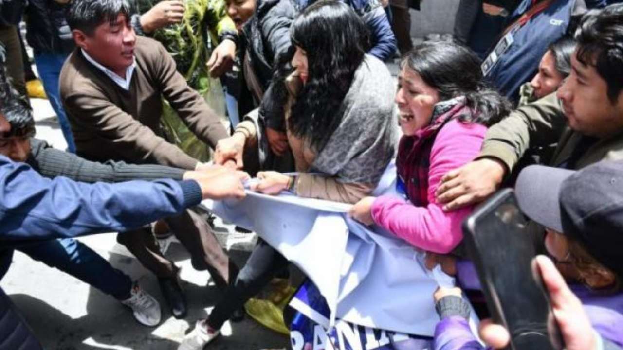 Enfrentamientos entre simpatizantes del MAS en las inmediaciones de la Vicepresidencia del Estado