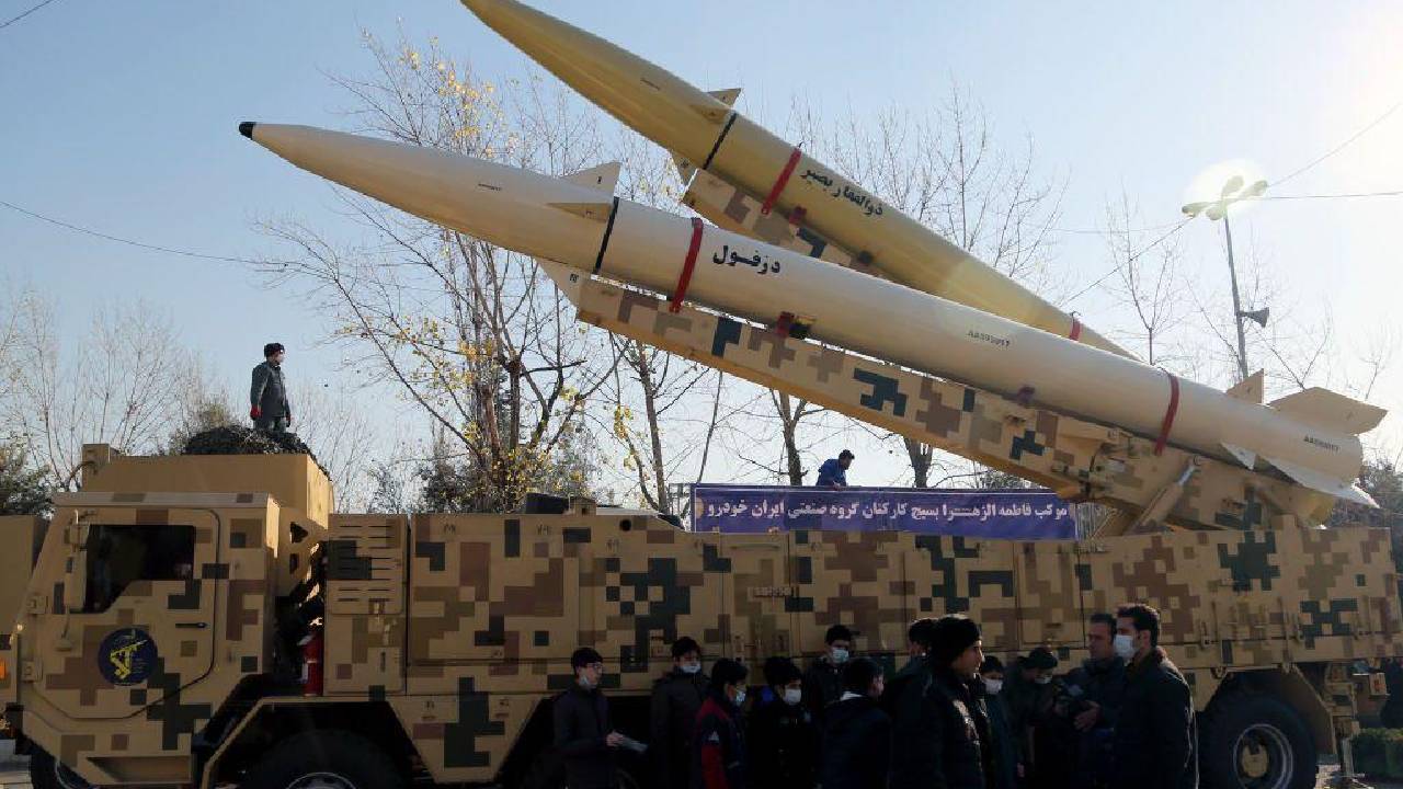 EE.UU. Responde con Ataques Aéreos: Estrategia de Demora para Prevenir Escalada con Irán