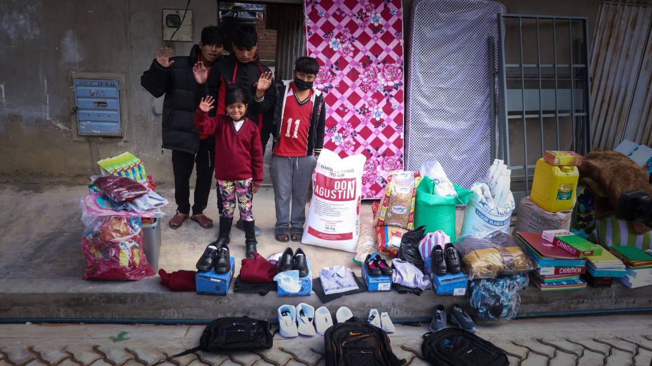 Alcaldesa de El Alto lleva ayuda a cuatro niños abandonados por su madre  