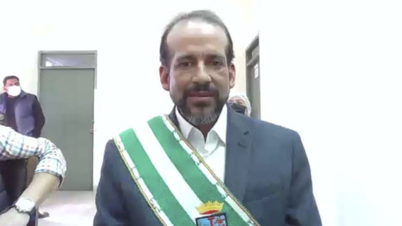 Con traje y banda de Santa Cruz el Gobernador asiste a su audiencia virtual
