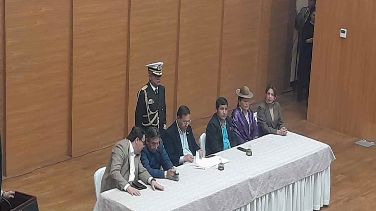 Presidente Luis Arce presente en el acto de promulgación de La Ley Transitoria N°144