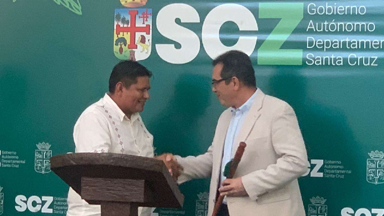 Pueblos indígenas entregaron bastón de mando ancestral a Mario Aguilera