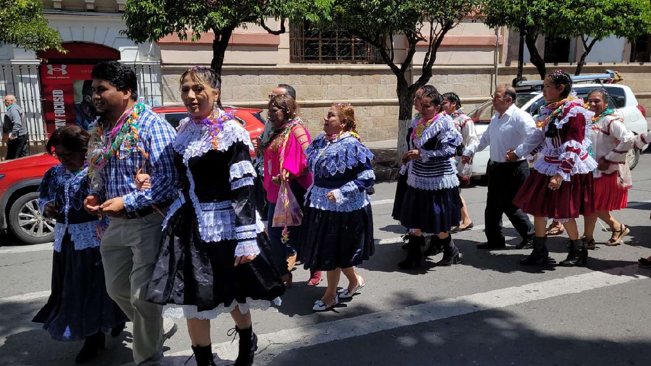 Festejo de comadres desborda alegría por las calles de Sucre
