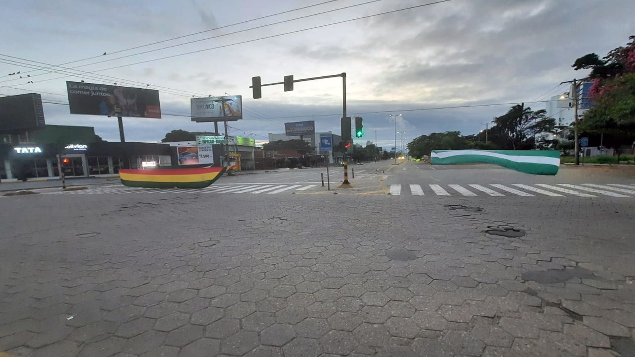 Santa Cruz amanece con bloqueos en calles y carreteras