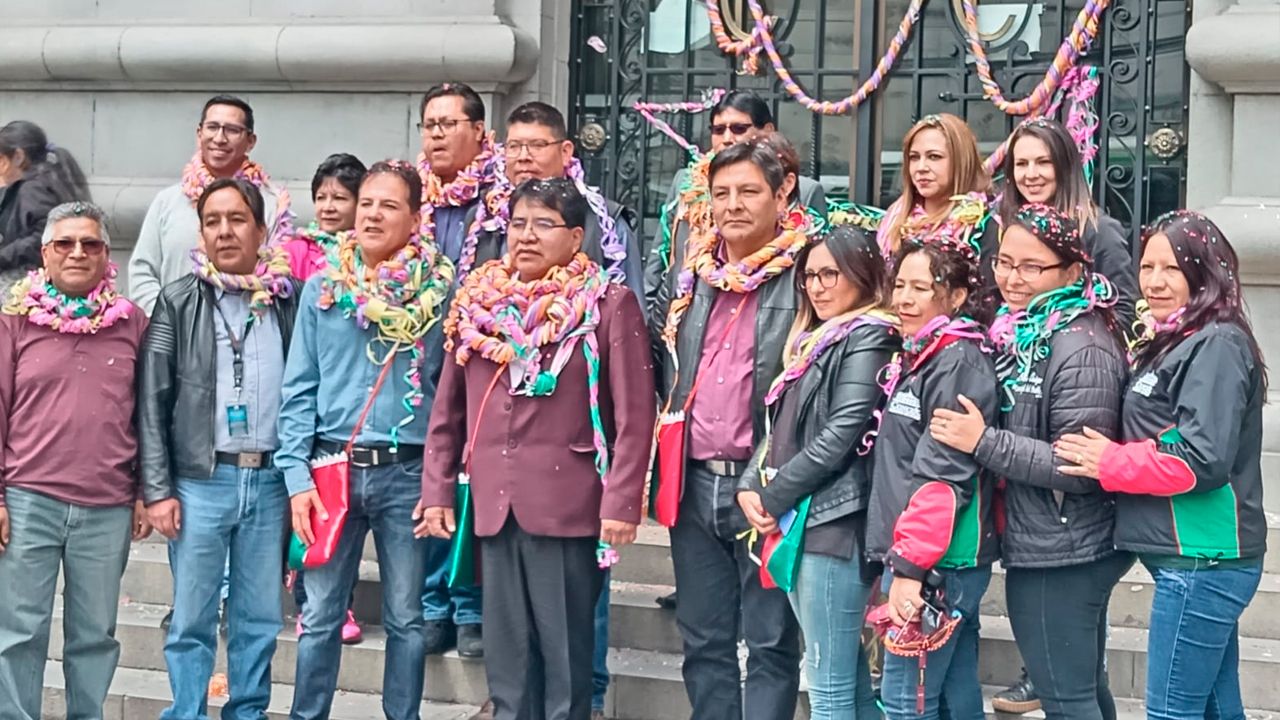  Celebración tradicional en el concejo municipal de La Paz: Ch'alla por carnaval 