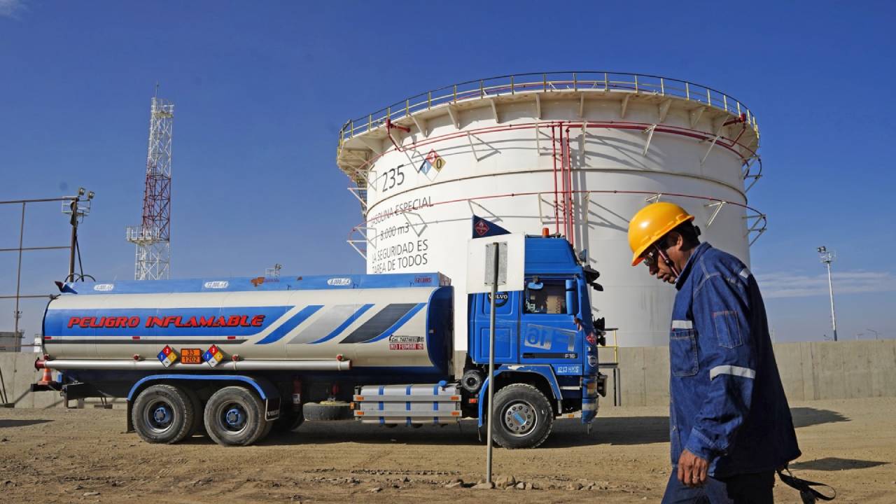 YPFB destina 2.300 m3 de combustibles a La Paz por fin de semana y Carnaval