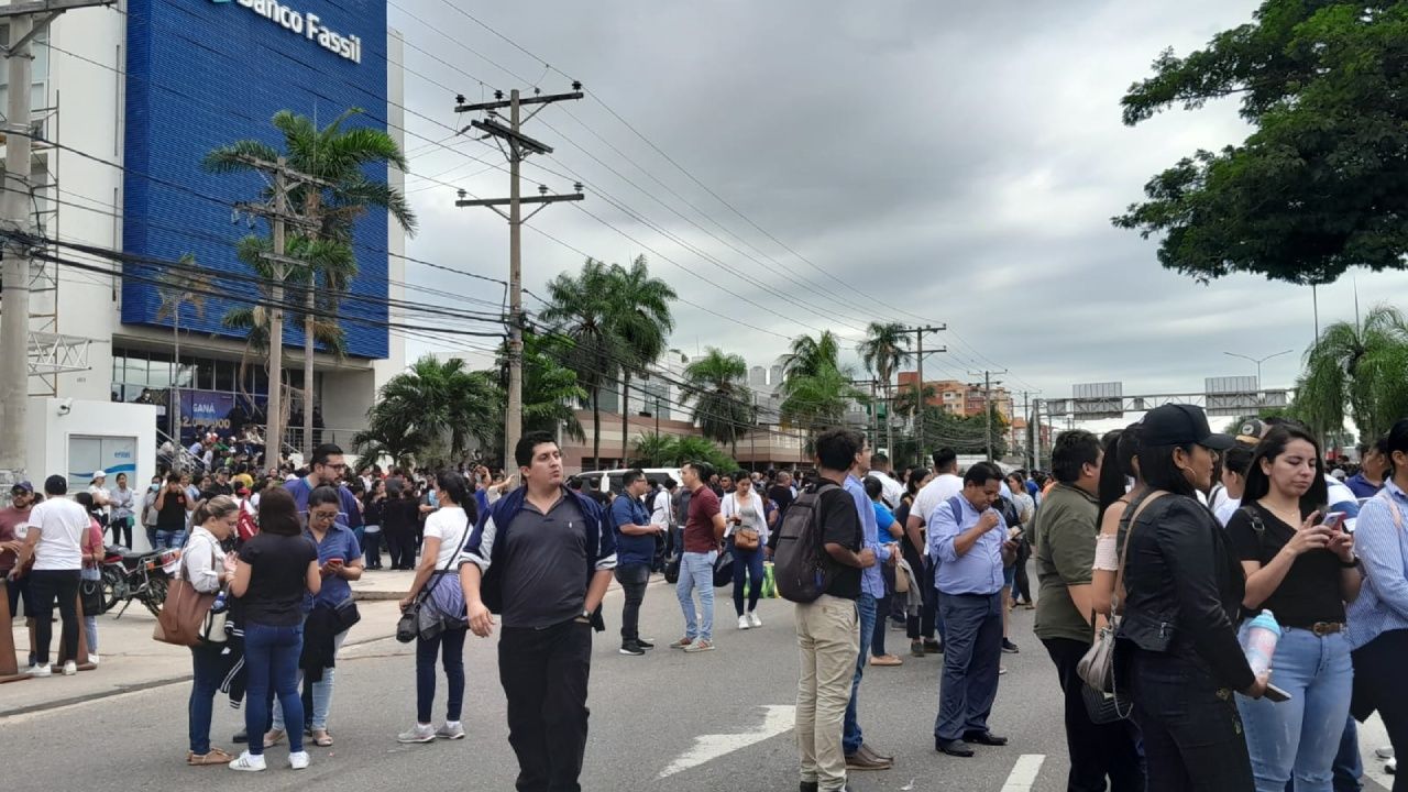 Trabajadores del Banco Fassil realizaron protestas en las oficinas centrales