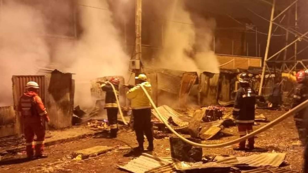  Incendio de casetas de los amautas en El Alto genera pérdidas