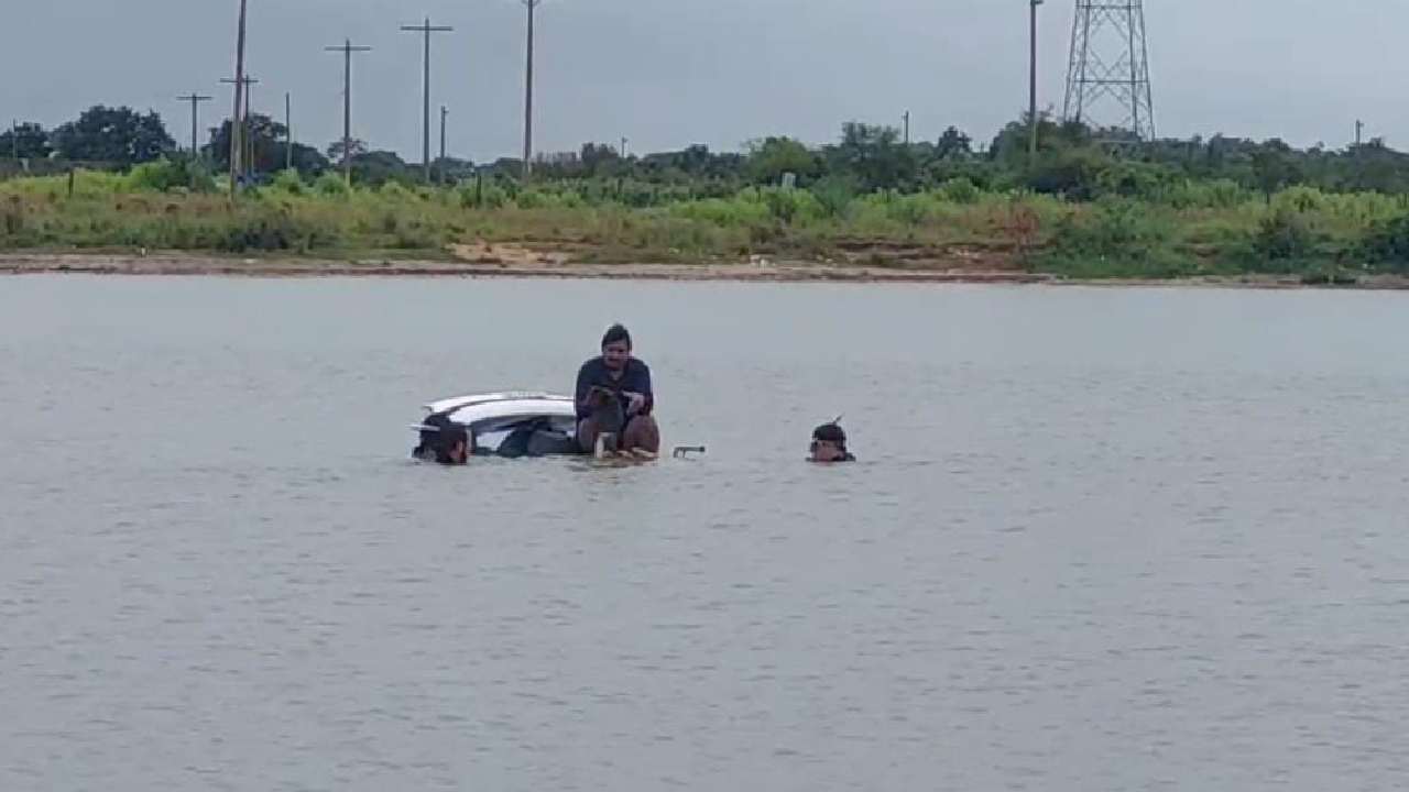 Rescatan vehículo sumergido en laguna de Warnes durante el último día de carnaval 