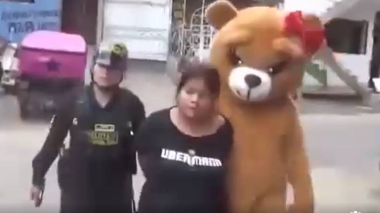  Lima: Policía sorprende a mujer acusada de narcotráfico con disfraz de oso de San Valentín
