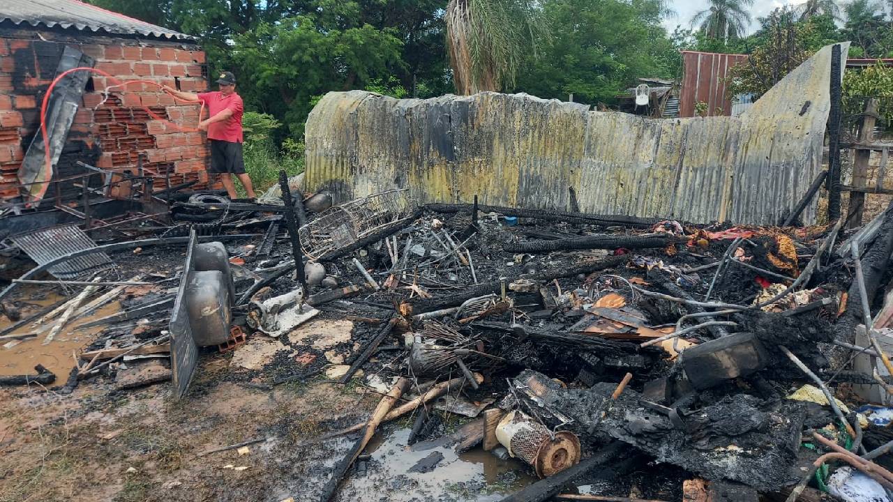 Tragedia en el Plan 4.000: Incendio consume la casa de una persona de la tercera edad