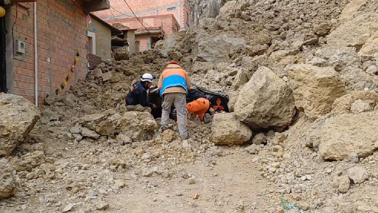  Intensas lluvias provocan el derrumbe de un cerro en Sopocachi