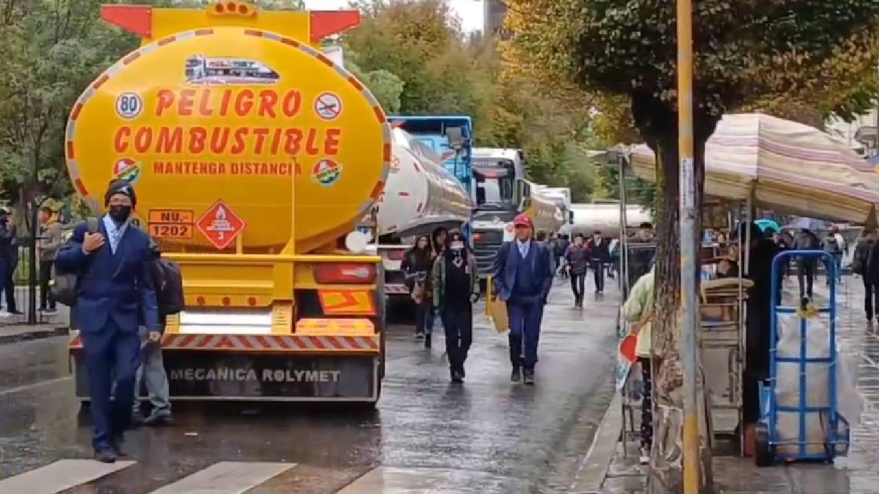 Bloqueo en La Paz: Choferes de combustible exigen pagos atrasados a YPFB 