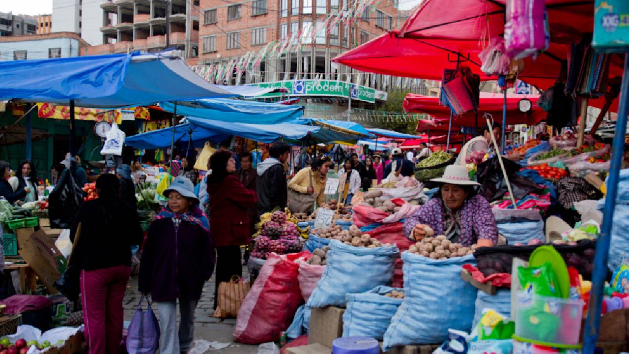 Por la falta de dólares los precios aumentan en el mercado paceño 