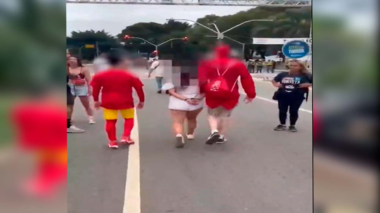  "Policías del Chapulín Colorado" detienen a ladrones durante el Carnaval de Brasil