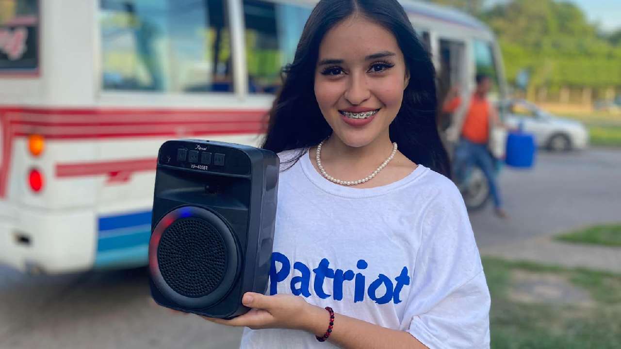  Fabi Valdivia Impulsa la Creatividad con MICROmusic  y su Exitosa Canción "Como si Nada"