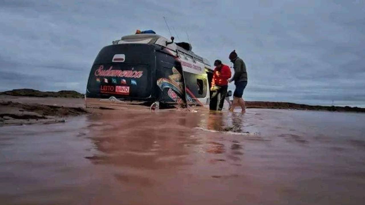 El vehículo del grupo Zenegal fue arrastrado por la mazamorra 