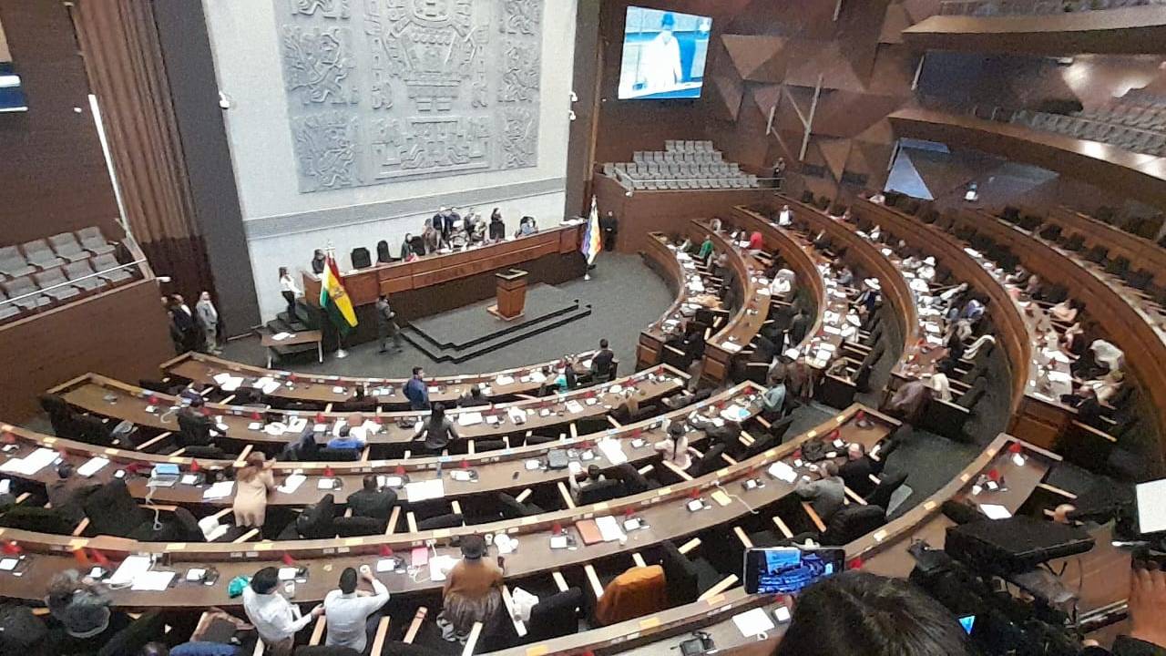 Cámara de diputados retoma sesión después de cuarto intermedio
