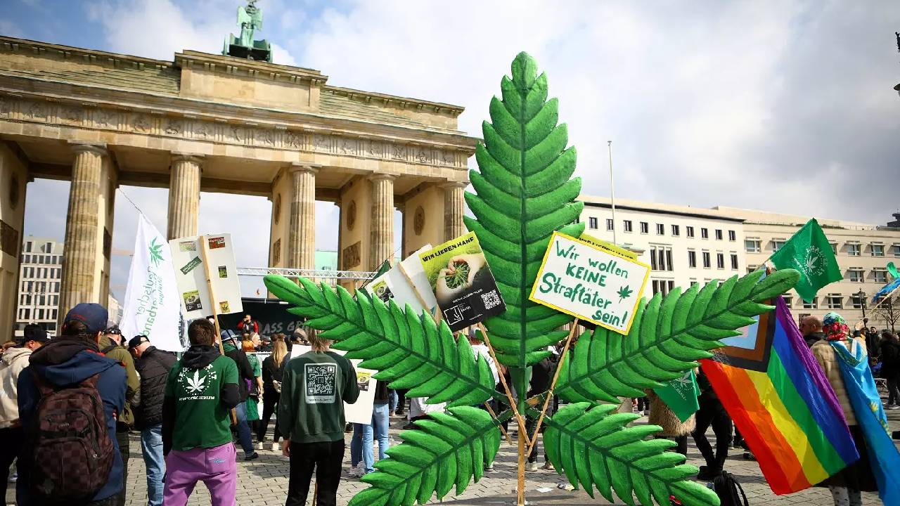 Alemania legaliza el consumo recreativo de cannabis con restricciones públicas