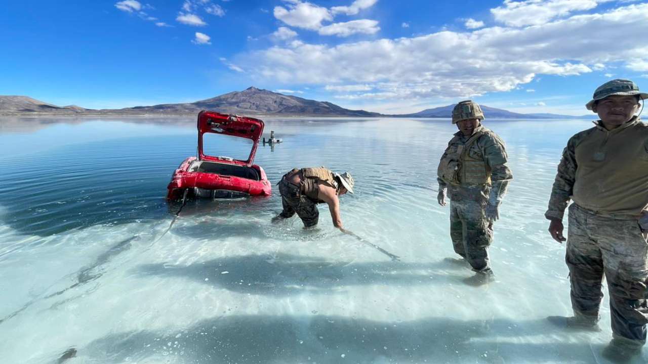 Operativo del Comando Estratégico Operacional de Lucha contra el Contrabando revela peligros latentes del contrabando de vehículos en el Salar de Coipasa