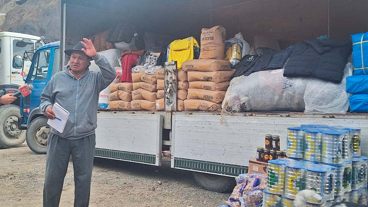 Entrega de ayuda humanitaria a familias afectadas en el Municipio de Mecapaca
