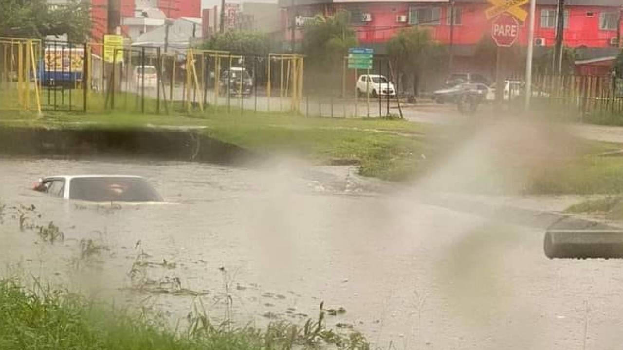 Vehículo cae en el canal de drenaje del 4to. Anillo, Av. Brasil 