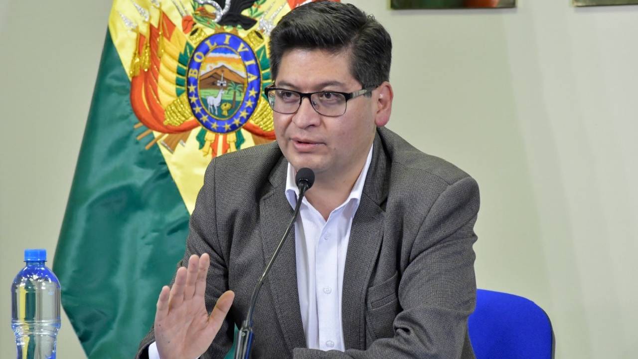 Ministro de economía anuncia descenso del tipo de cambio del dólar en Bolivia