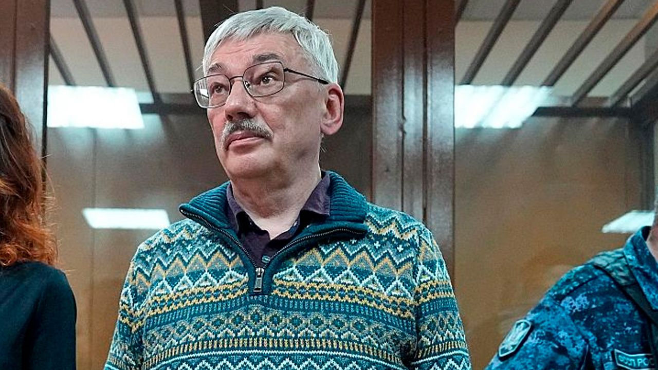 Condenan a dos años y medio de cárcel al activista ruso Oleg Orlov por "desprestigiar al Ejército
