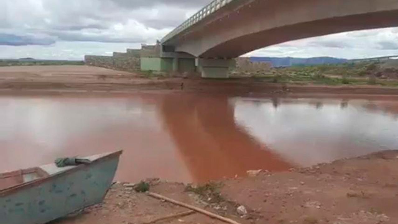 Comunarios de Toledo, Oruro, movilizados en búsqueda del cuerpo de menor arrastrado por el río
