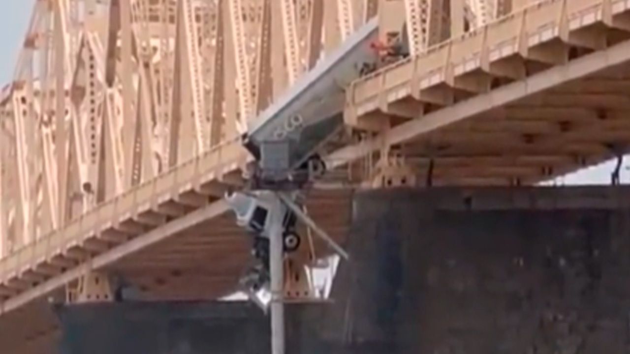 Dramático rescate en Louisville: Camión de Sysco a punto de caer al río Ohio tras impactar el puente Clark Memorial