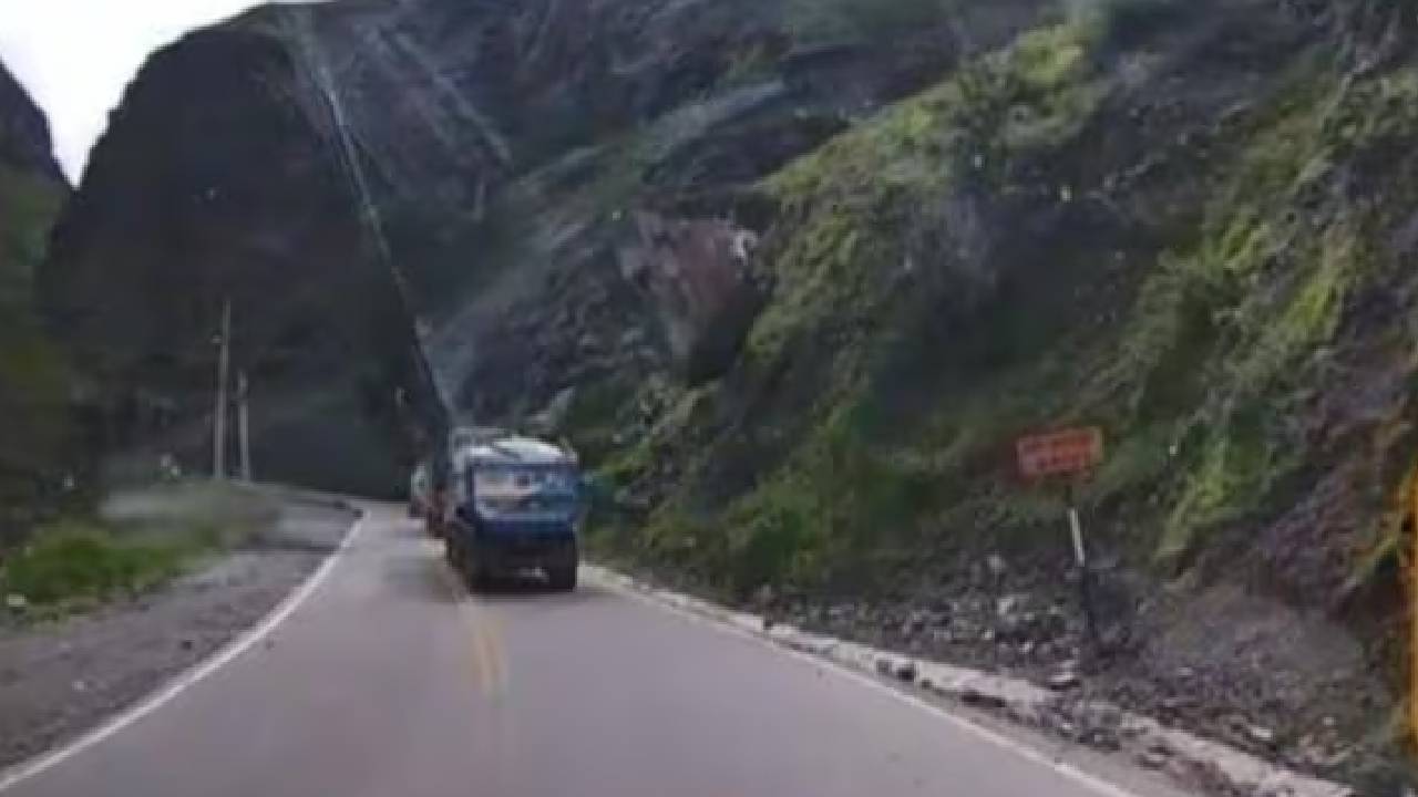 Milagro en San Mateo, Perú: Rocas se desprenden y aplastan camiones, pero conductores sobreviven