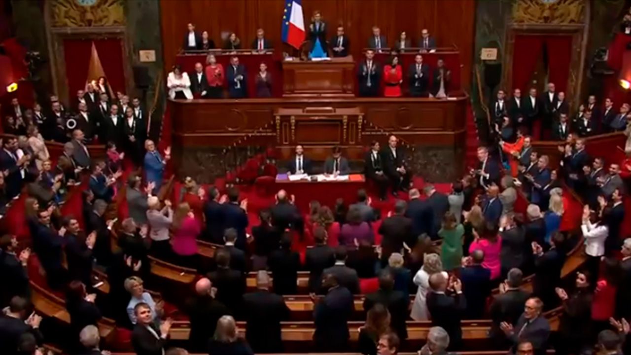 Francia hace historia: Protege el derecho al aborto en su Constitución