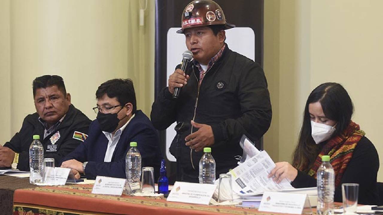 Gobierno y COB inician diálogo por aumento salarial: Instalan mesas de trabajo