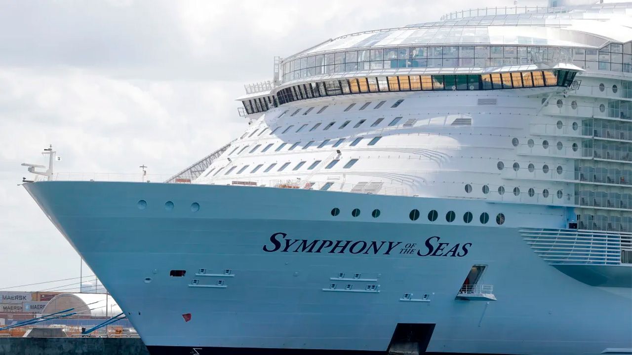 Empleado de Royal Caribbean arrestado por instalar cámaras ocultas en baños del crucero Symphony of the Seas
