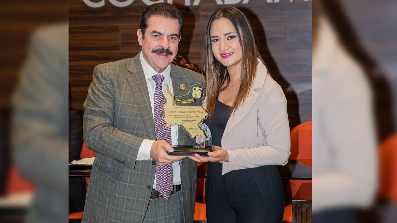  Alcalde Manfred Reyes Villa entrega reconocimiento a Gardenia Moruno por su participación en Viña del Mar