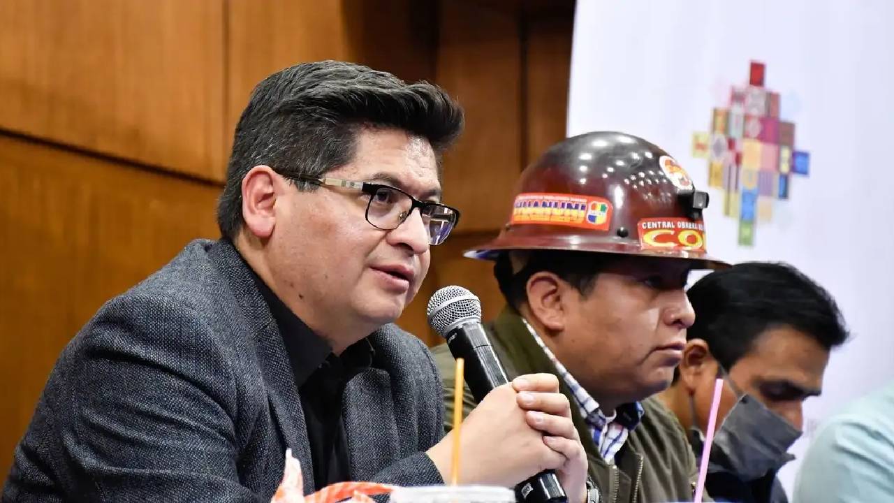 Ministerio de Economía y COB establecen comisión para discutir aumento salarial