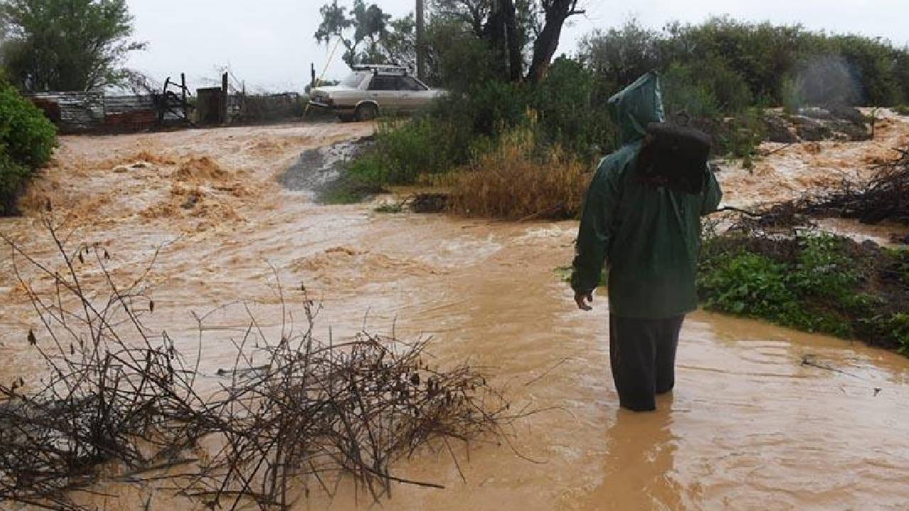 Desborde del río Licani provoca el colapso e inundación de viviendas cercanas